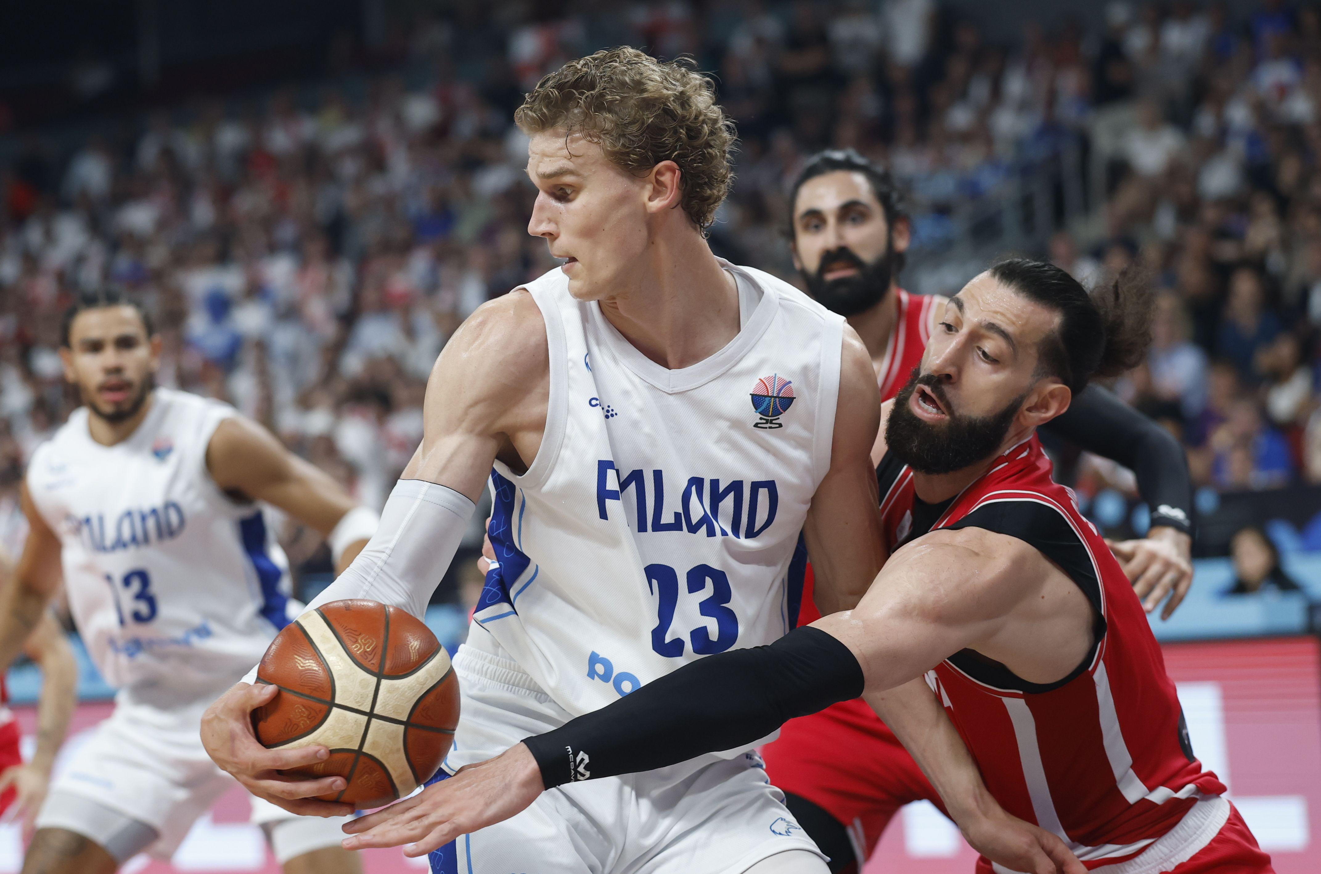 Finski as Lauri Markanen (levo) i gruzijski kapiten Tornike Šengelija (desno) u duelu