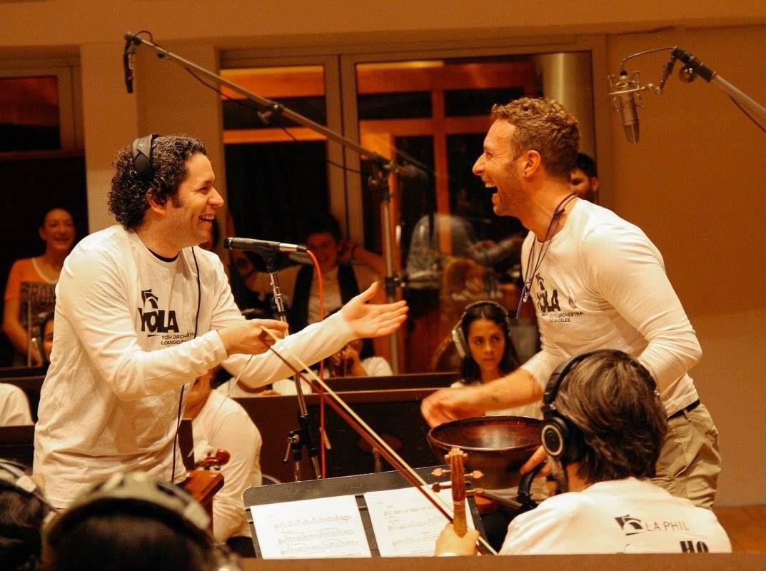 Gustavo Dudamel y Chris Martin ríen durante uno de los ensayos en 2016.