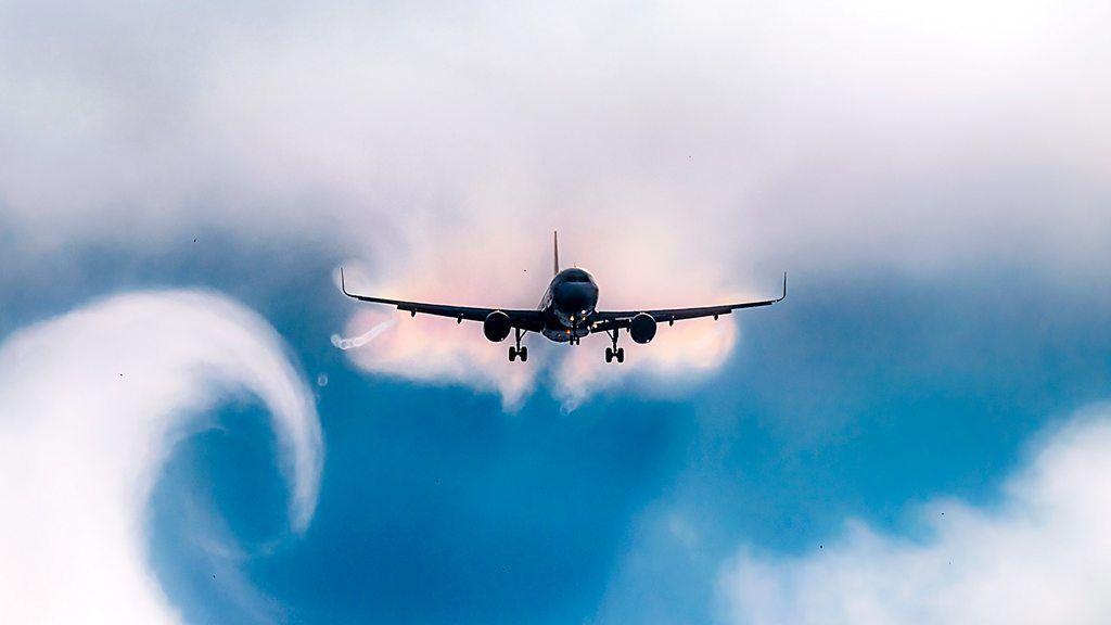 Un avión entre nubes