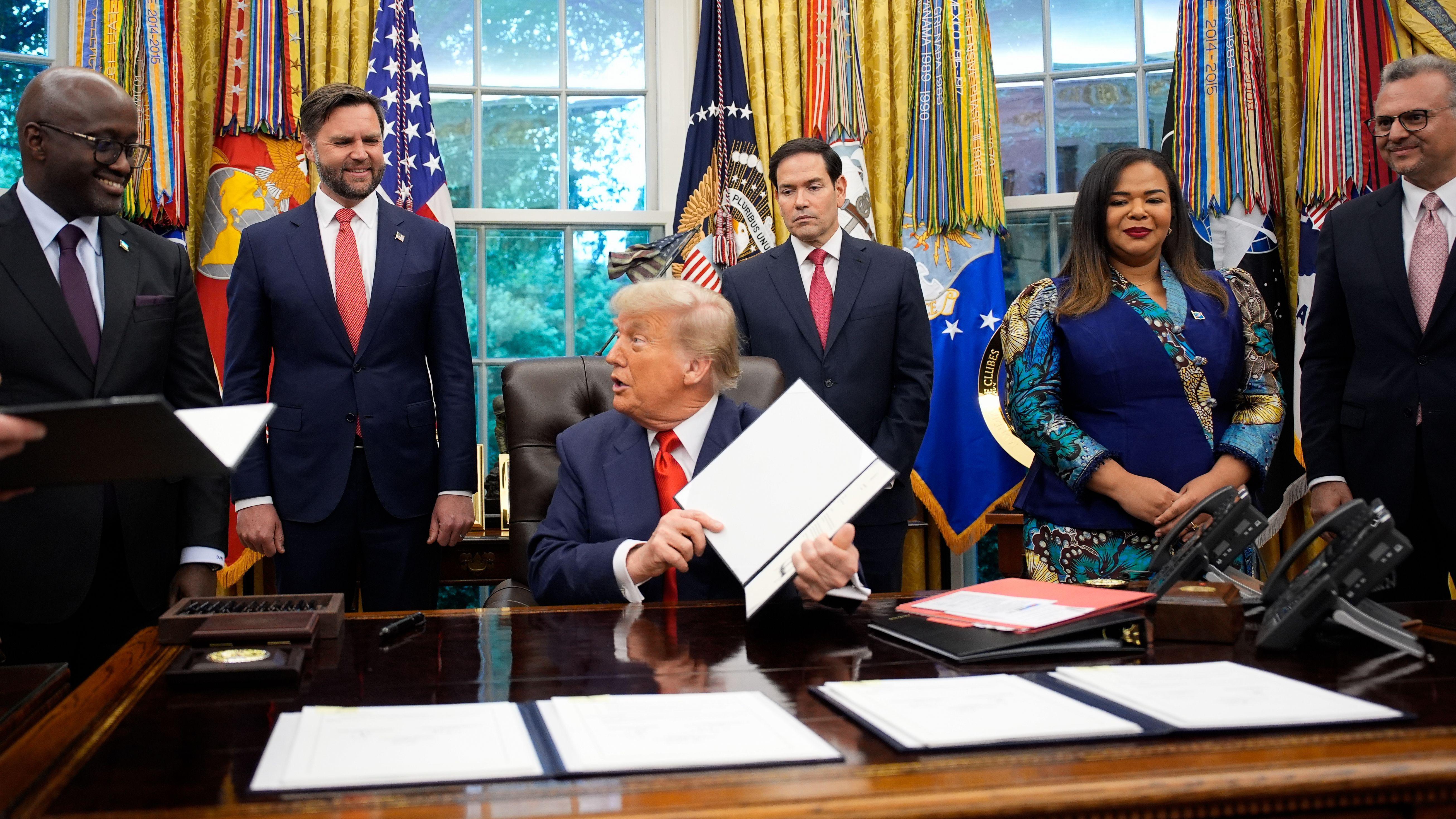 Trump sentado à mesa da Casa Branca com líderes africanos
