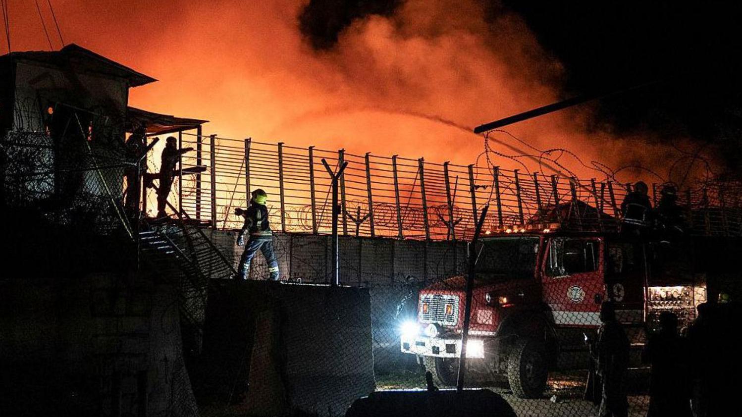 رجال إطفاء يكافحون حريقاً