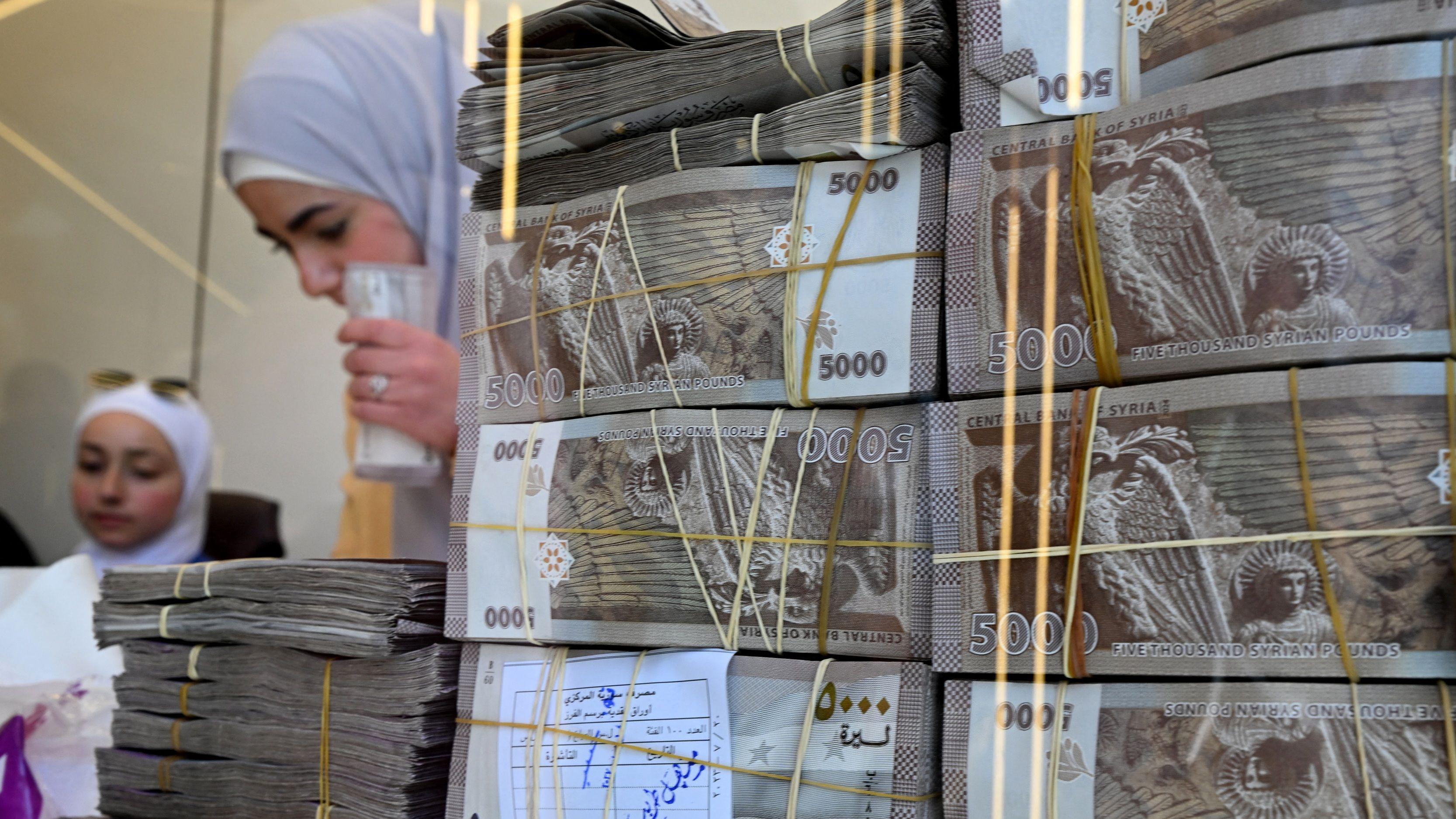 مصرف سوريا المركزي يحدد بداية 2026 موعداً لبدء إبدال الليرة بالعملة الجديدة 