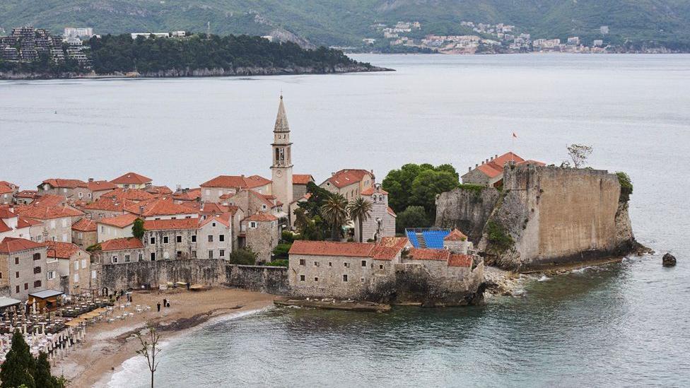 Budva i pogled na Stari grad iz vazduha