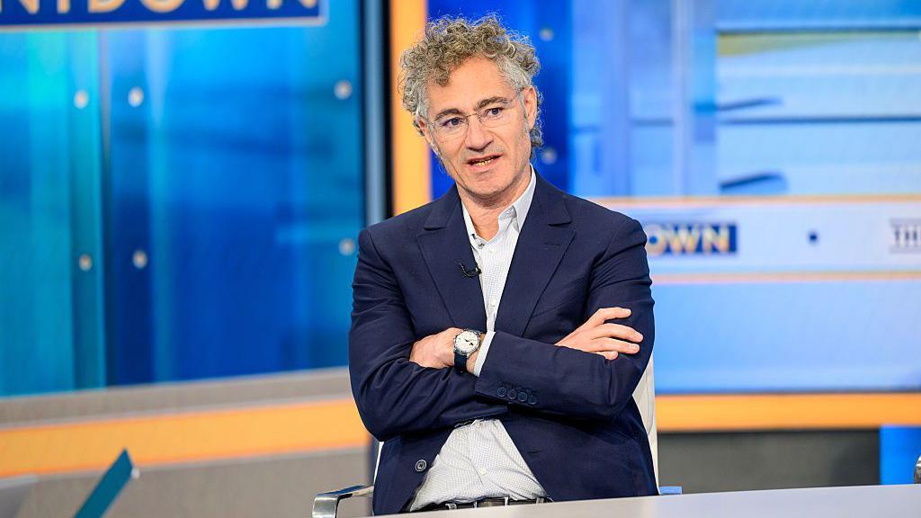 Alex Karp, durante uma visita aos est&uacute;dios da rede de TV americana Fox News, em 2025