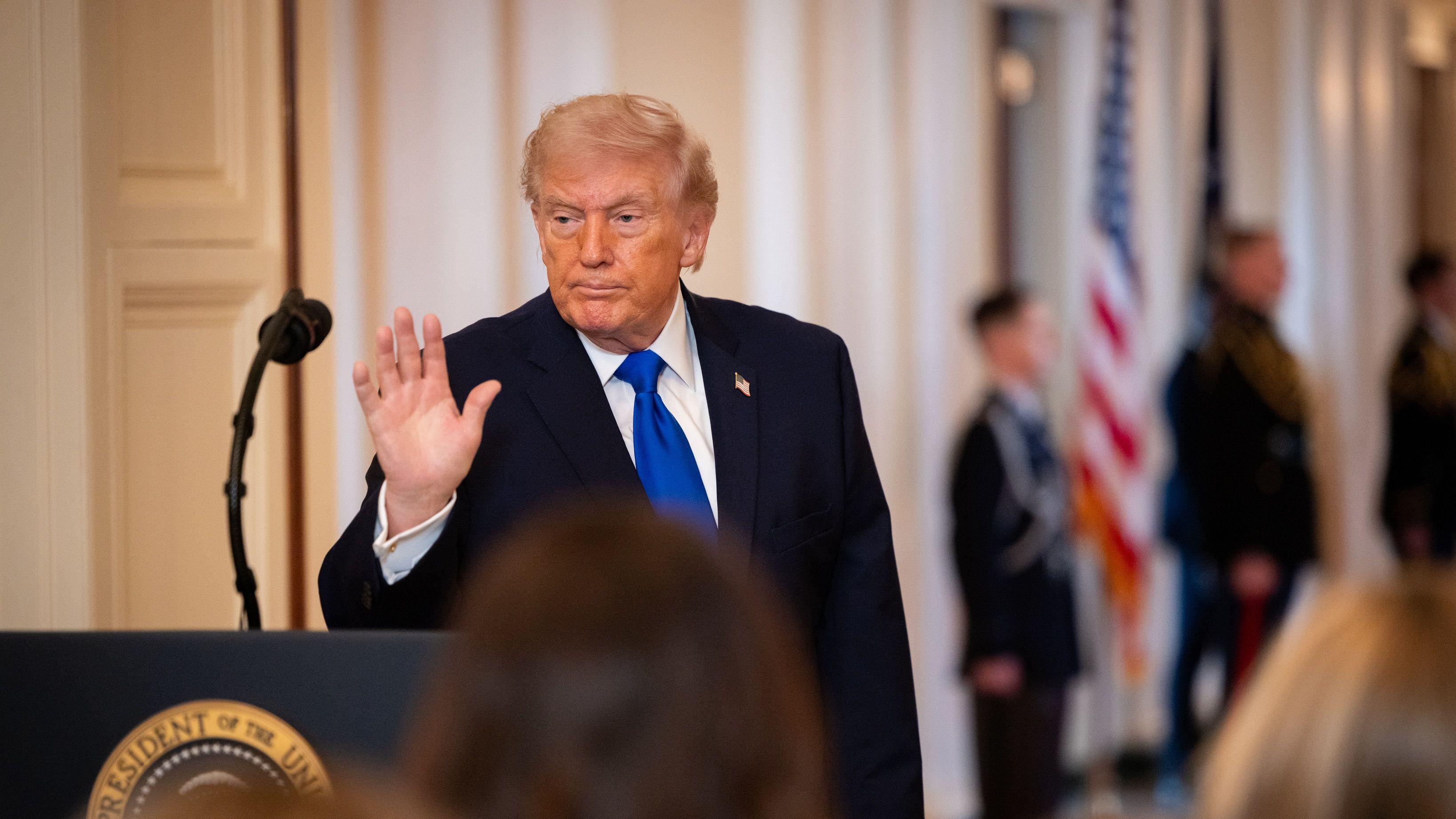 الرئيس دونالد ترامب يغادر مراسم إحياء ذكرى عائلات ضحايا حوادث إطلاق النار في القاعة الشرقية بالبيت الأبيض في واشنطن العاصمة في 23 فبراير 2026.