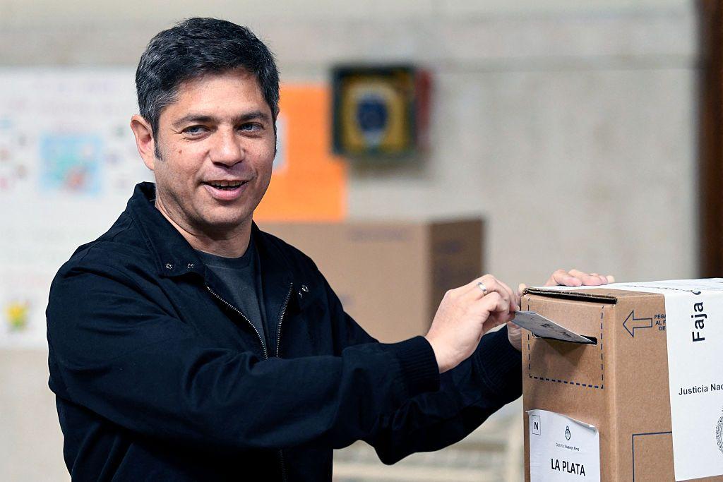 Axel Kicillof, gobernador de Buenos Aires, colocando su voto en la urna.