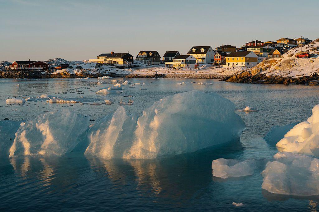 Paisaje nevado y con hielo en la costa de Nuuk, Groenlandia.