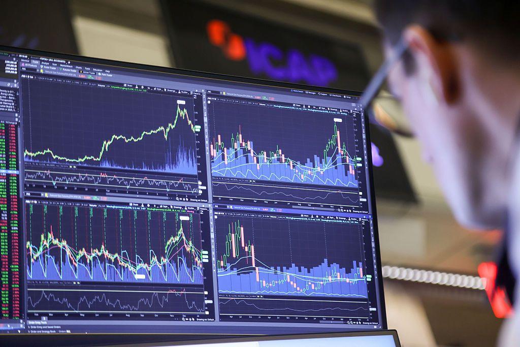 Un hombre mira varias pantallas de la bolsa de Nueva York