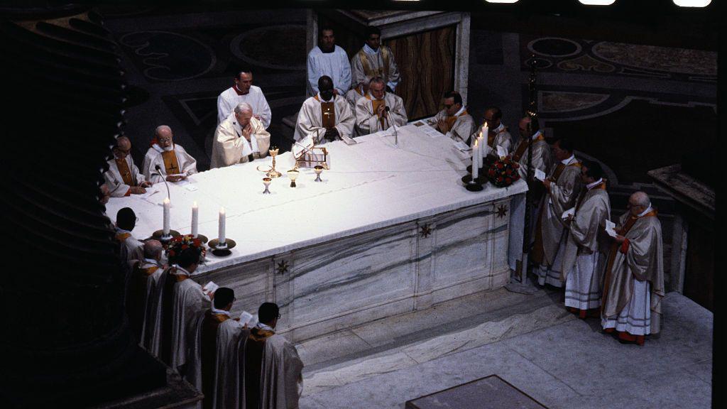 Varios cardenales rodean al papa Juan Pablo II en una misa.