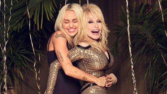 Miley Cyrus abraza por la espalda a Dolly Parton