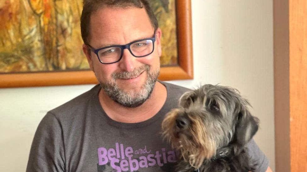 Eduardo Dargent junto a un perro