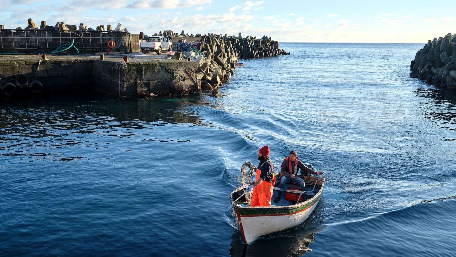 Pescadores viajan en una lancha por el mar