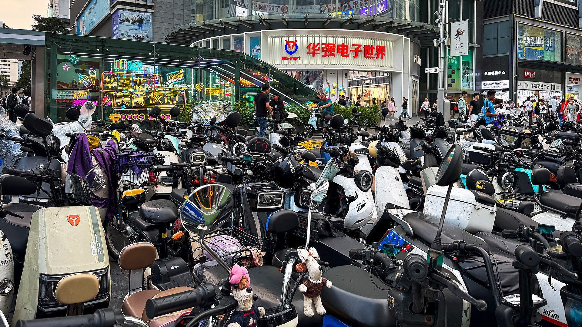 Motocicletas eléctricas estacionadas en China