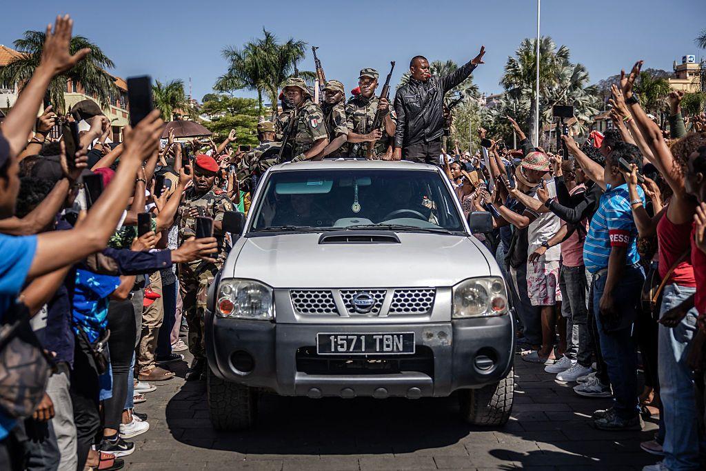 La unidad militar que tomó el poder recorrió las calles de la capital de Madagascar.