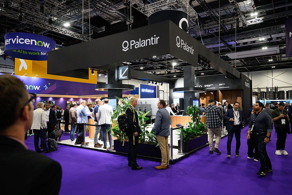 Un stand de Palantir en una conferencia de tecnología.