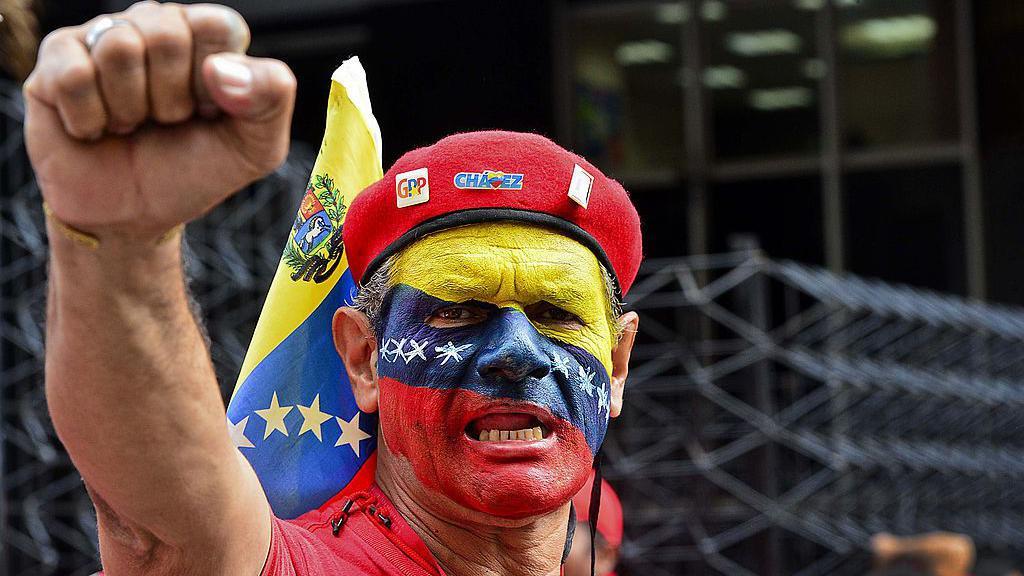 Simpatizante del gobierno chavista de Venezuela.