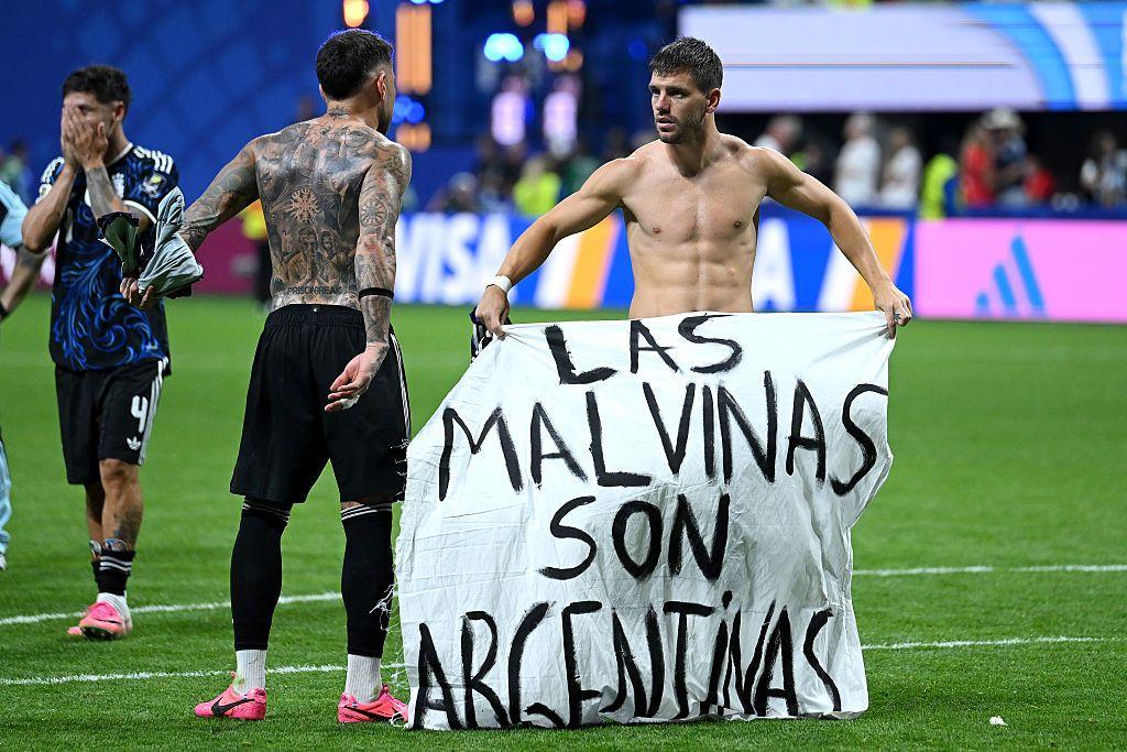 Giovani Lo Celso, de Argentina (n.º 11), sostiene una pancarta tras la victoria por 2-1 en el partido de semifinales de la Copa Mundial de la FIFA 2026 entre Inglaterra y Argentina, disputado en el Atlanta Stadium de Atlanta, Georgia, el 15 de julio de 2026.