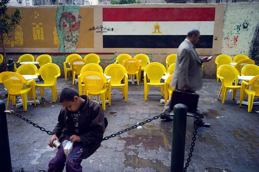 Un hombre pasa delante de un café callejero en El Cairo, Egipto.