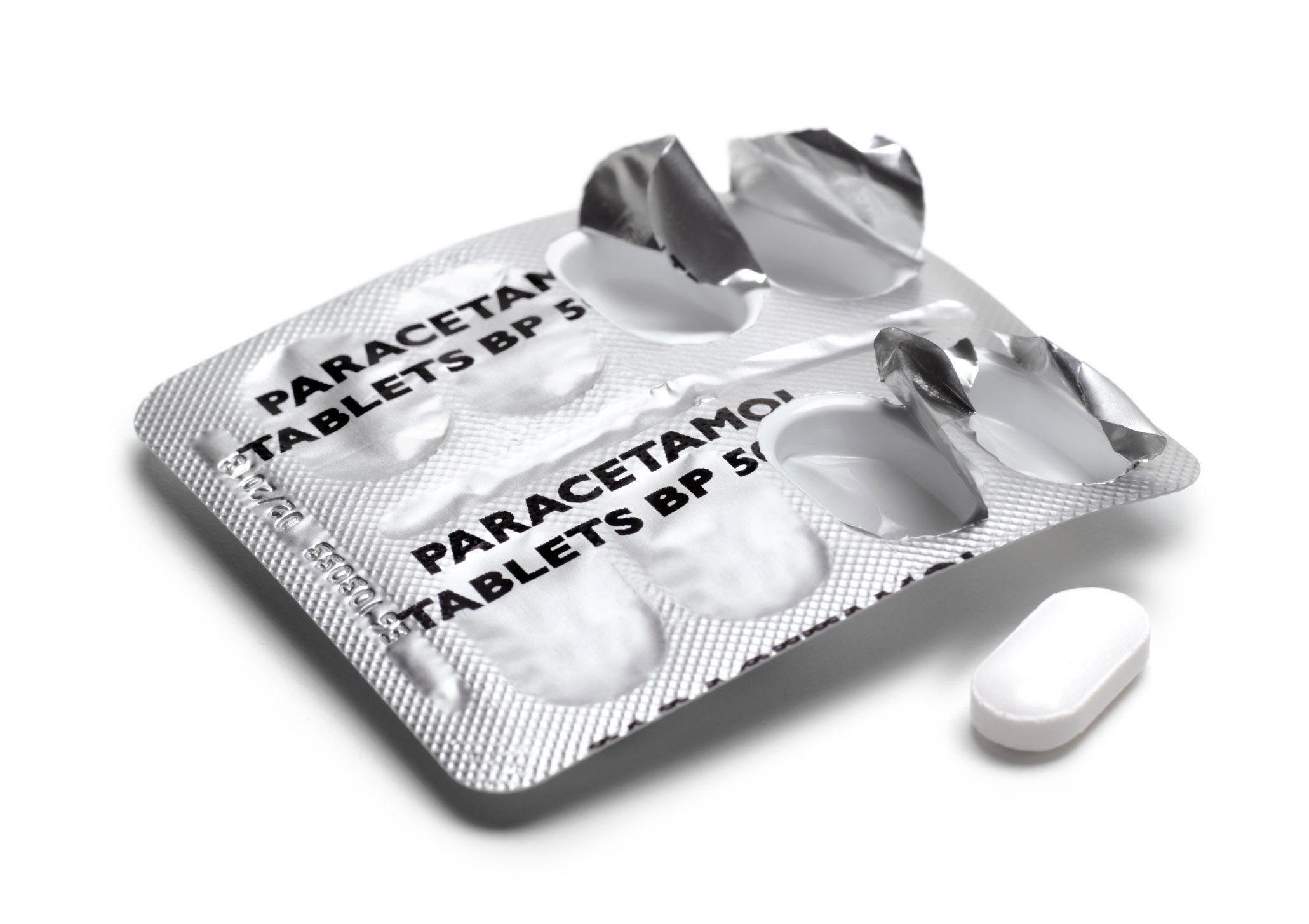 شريط دواء يحتوي على فراغات بعد استخدام بعض الحبوب، مكتوب عليه "Paracetamol Tablets BP 500 mg"، وإلى جانبه حبة بيضاء مستطيلة موضوعة بجانب العبوة المستخدمة جزئيًا.