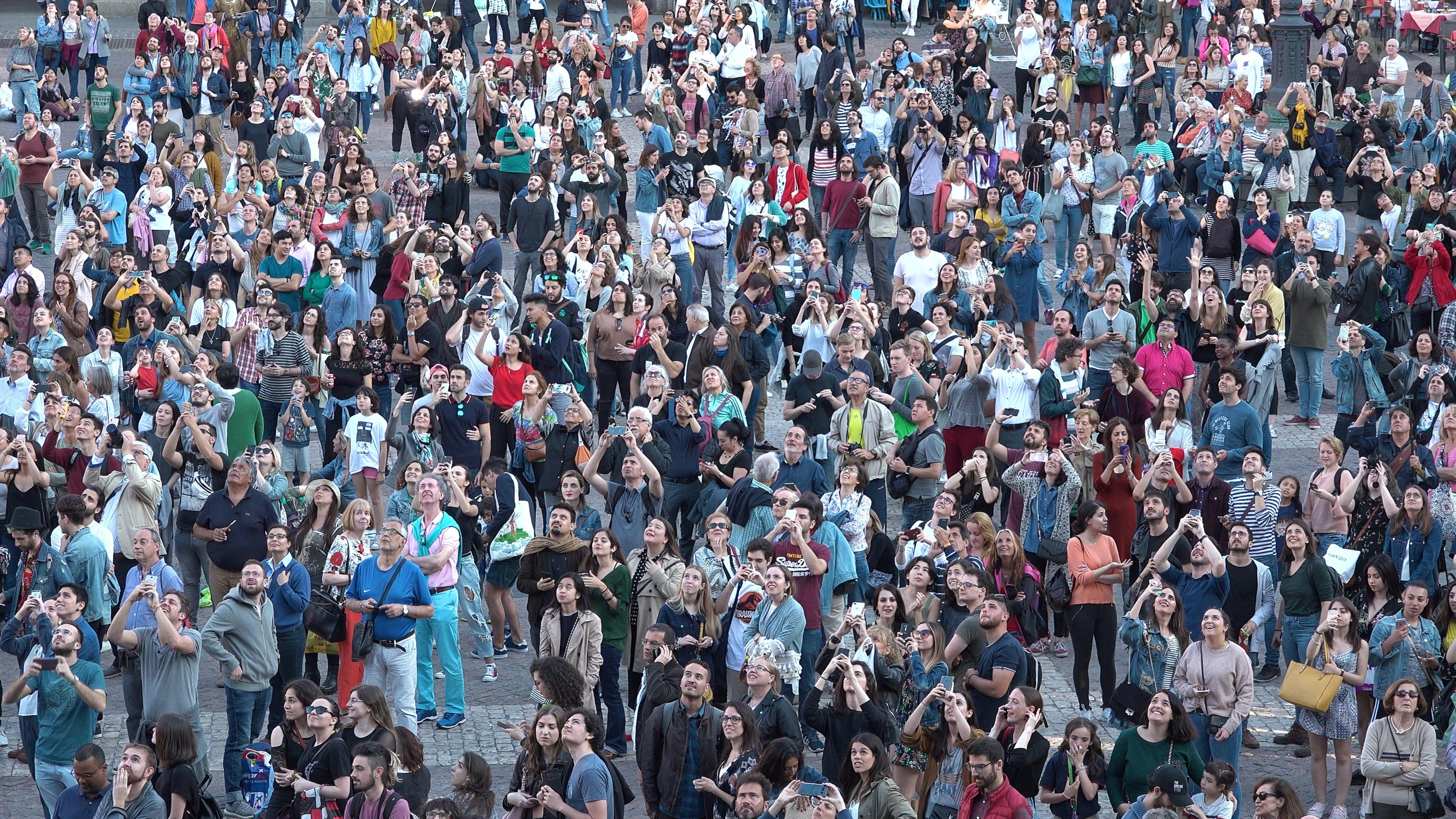 Una multitud en Madrid mira hacia el cielo en espera de la caída de los poemas, mayo 2018