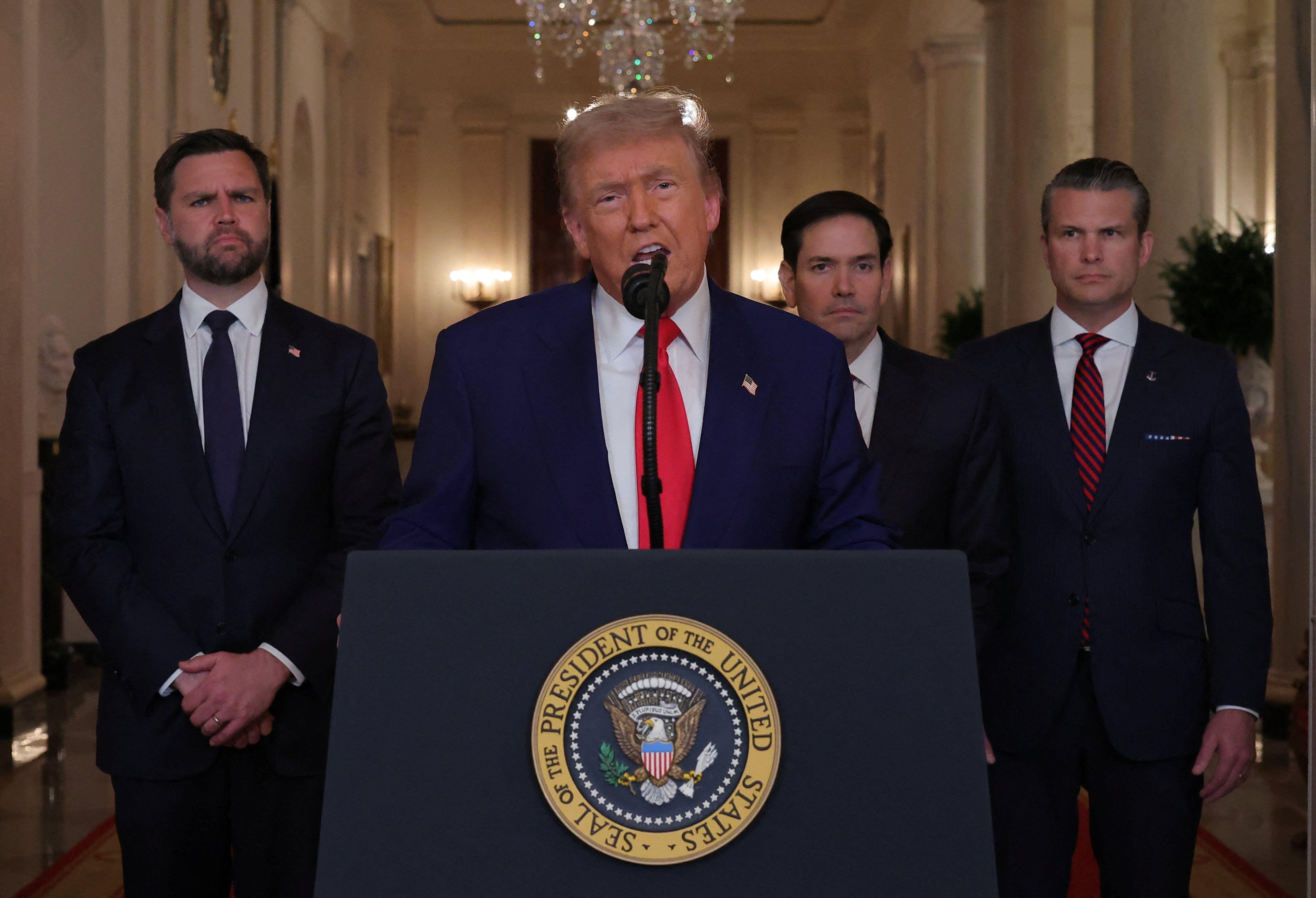 El Presidente Trump habla desde la Casa Blanca acompañado por su vicepresidente JD Vance, su secretario de estado Marco Rubio y su secretario de defensa Pete Hegeseth (de izq. a der.).