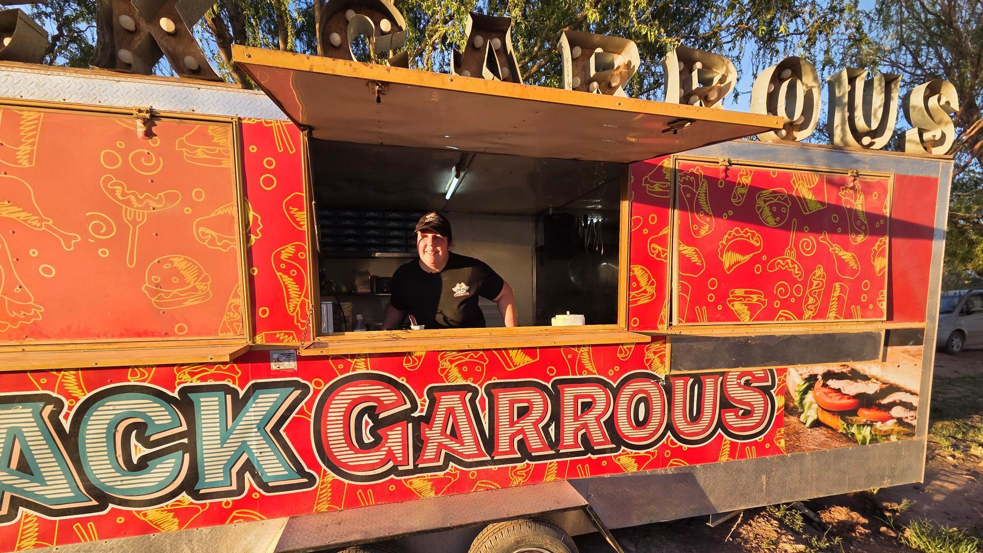 Mulher dentro de um trailer de comida