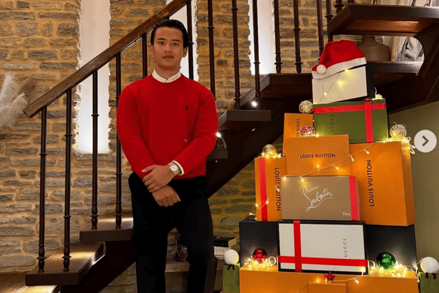 Saugat Thapa ao lado de presentes