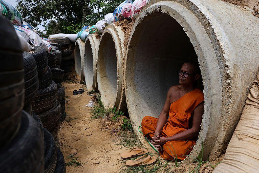 Un monje se sienta en un refugio antiaéreo en medio de la escalada de la disputa entre Tailandia y Camboya en la provincia de Surin, Tailandia, el 25 de julio de 2025. (Foto de Valeria Mongelli/Anadolu vía Getty Images)