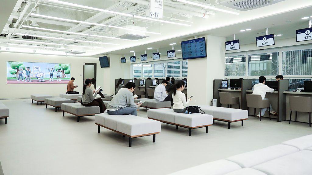Sala de atendimento de centro m&eacute;dico, com pessoas sentadas aguardando