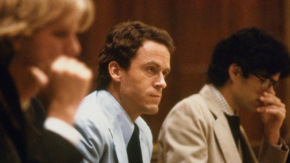 Theodore Bundy, sentado en el tribunal, acusado de los asesinatos de dos estudiantes de la FSU.