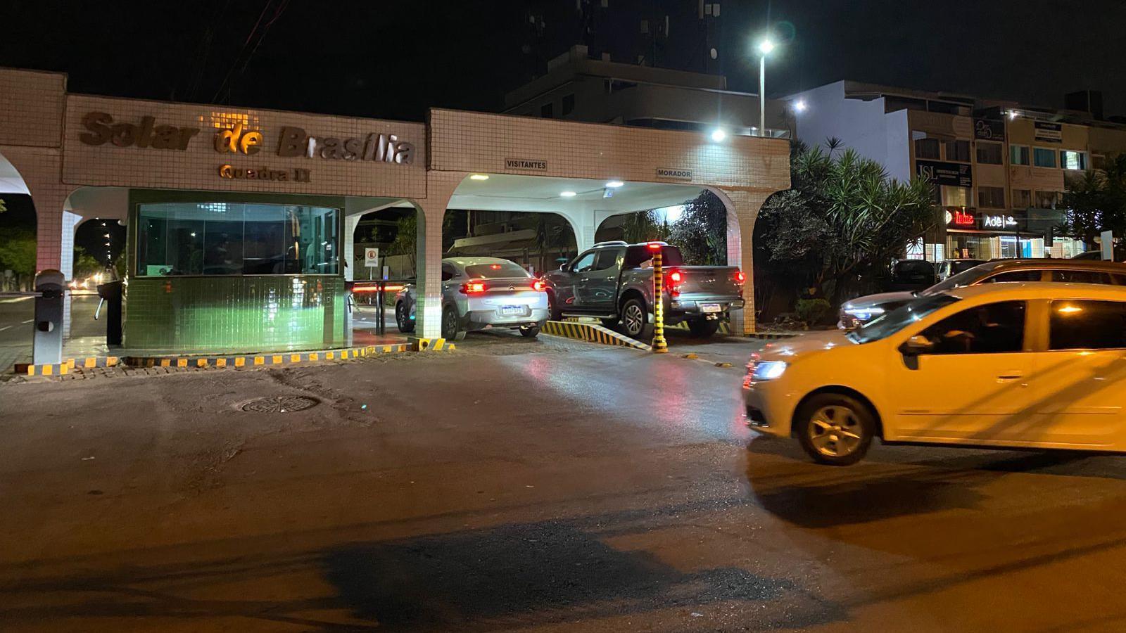 A entrada do condomínio Solar de Brasília, onde Bolsonaro vive, com carros entrando. 