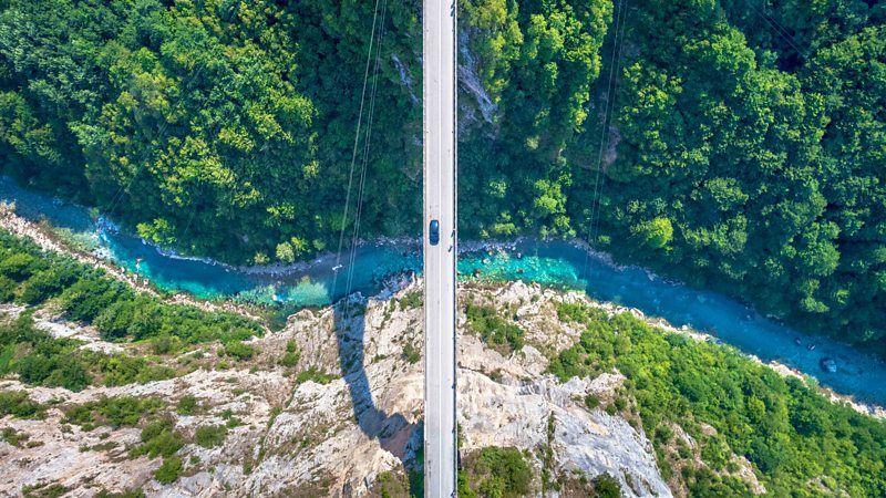 Carro passando sobre ponte no desfiladeiro do rio Tara, em Montenegro
