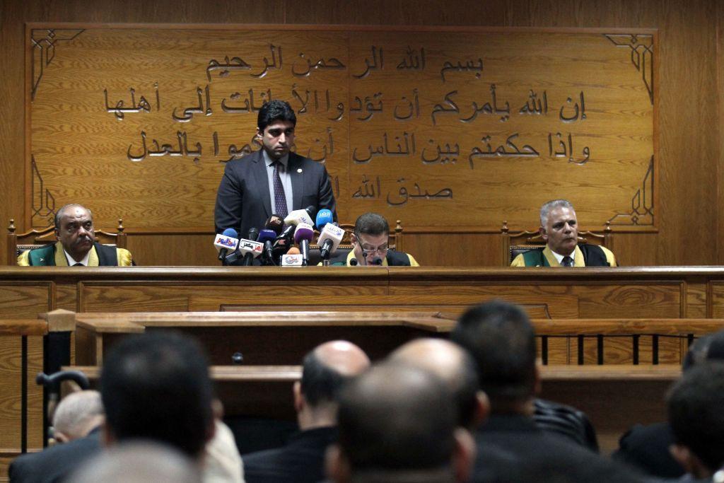 جلسة إعادة محاكمة أعضاء من جماعة الإخوان المسلمين بتهمة التجسس لصالح حركة حماس الفلسطينية، في مجمع محاكم طرة جنوب شرق القاهرة.