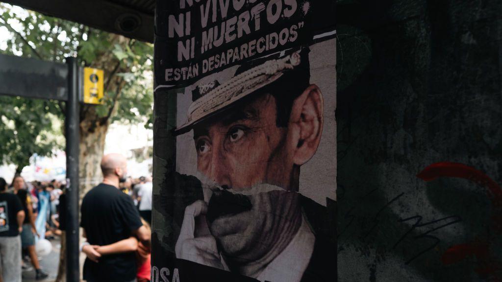 Cartaz com o rosto do ditador argentino Jorge Rafael Videla, com a legenda: 'Nem vivos, nem mortos, estão desaparecidos'