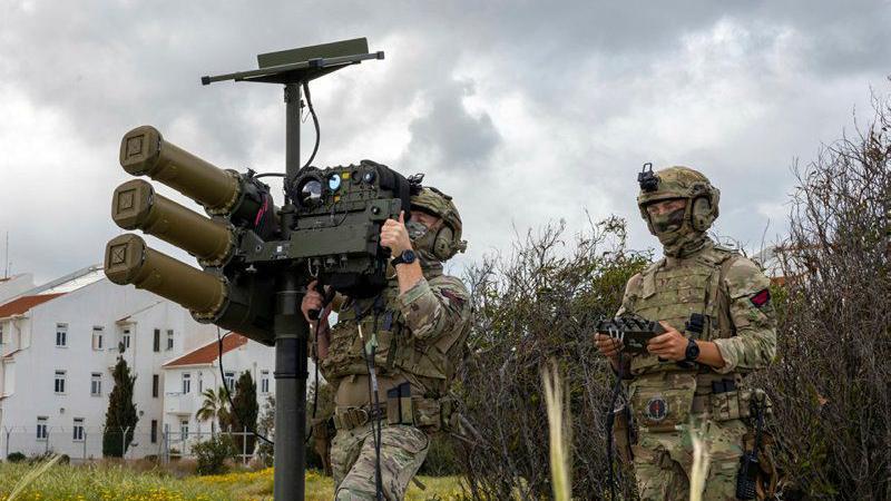 Dois militares utilizando o Lightweight Multirole Launcher
