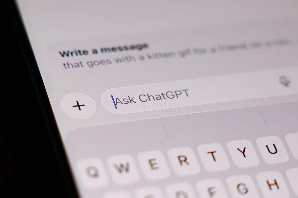 La pantalla de un teléfono mostrando un chat de ChatGPT.