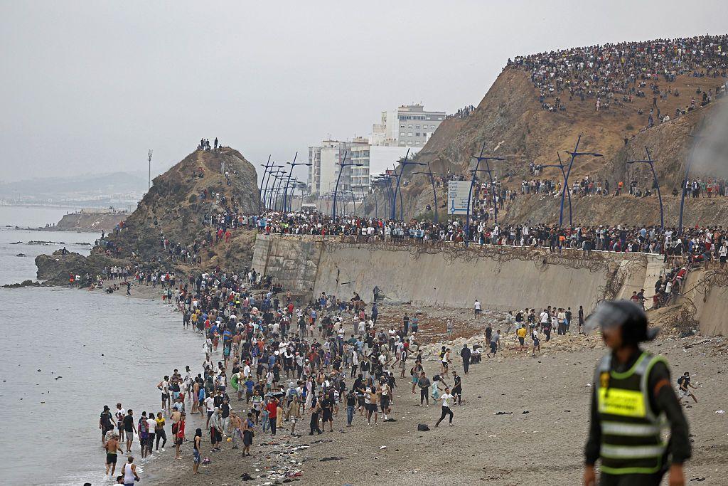 Migrantes en Marruecos junto a la frontera con Ceuta para cruzar a territorio español.