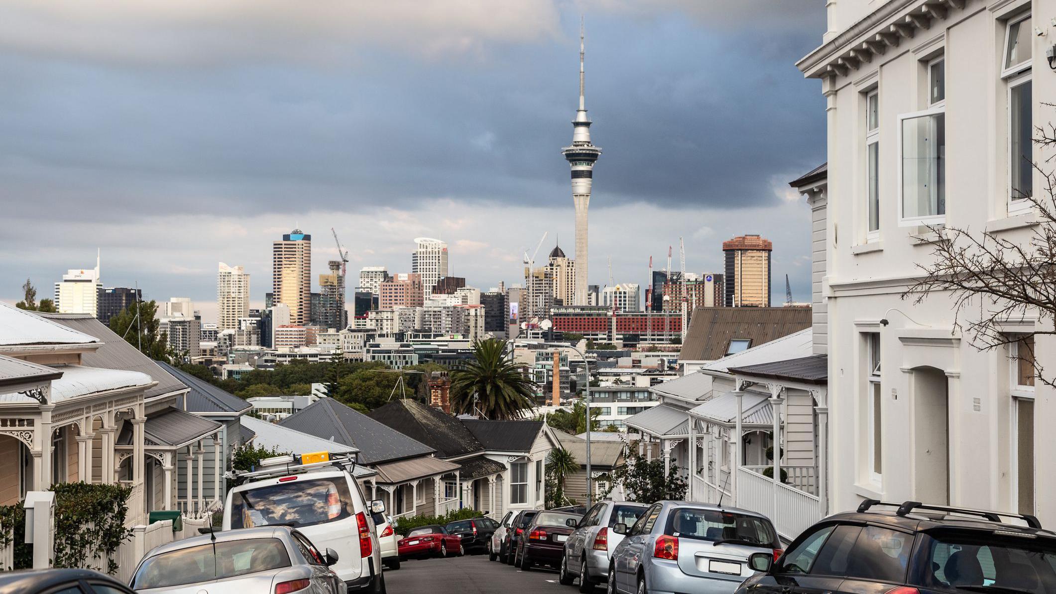 Rua de Auckland com nuvens de tempestade ao fundo