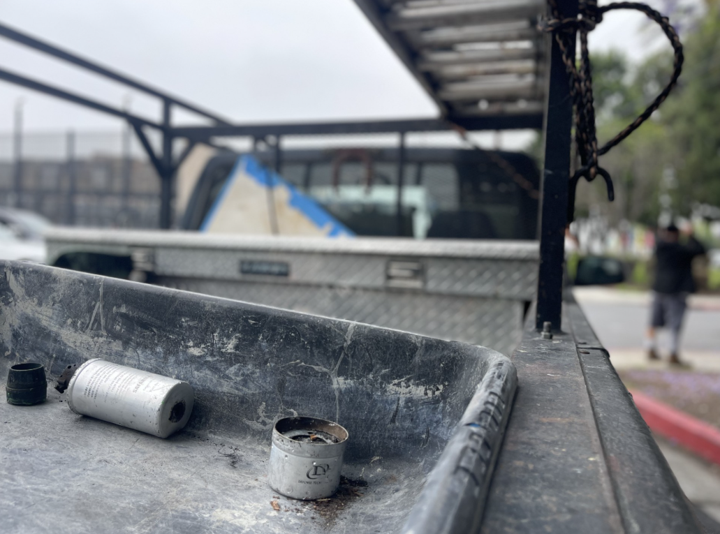 Parte trasera de una camioneta donde se ve un casquillo del gas lacrimógeno que dispararon los agentes el sábado.