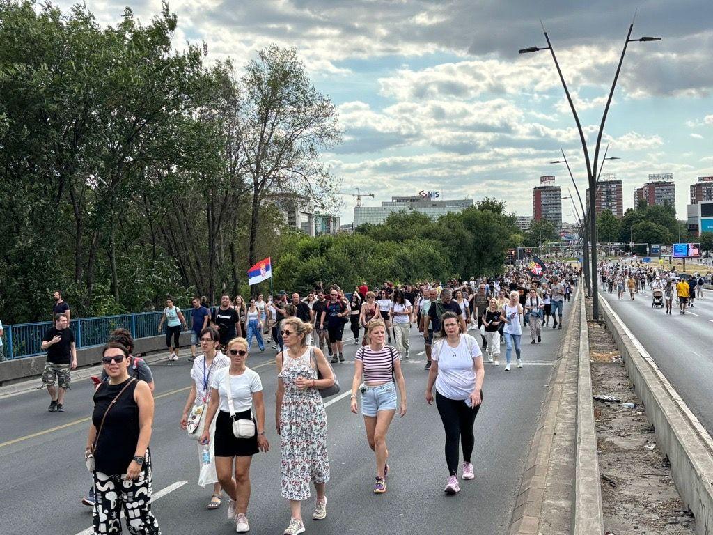 Građani na Brankovom mostu na putu ka studentskom protestu
