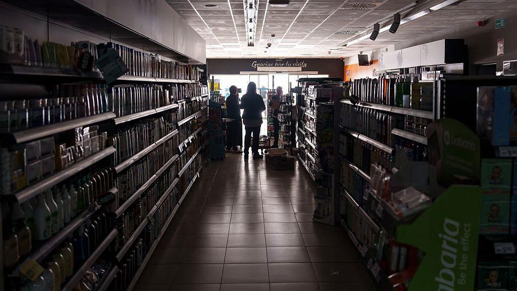 Comércio às escuras durante o apagão que afetou a Espanha em 28 de abril de 2025