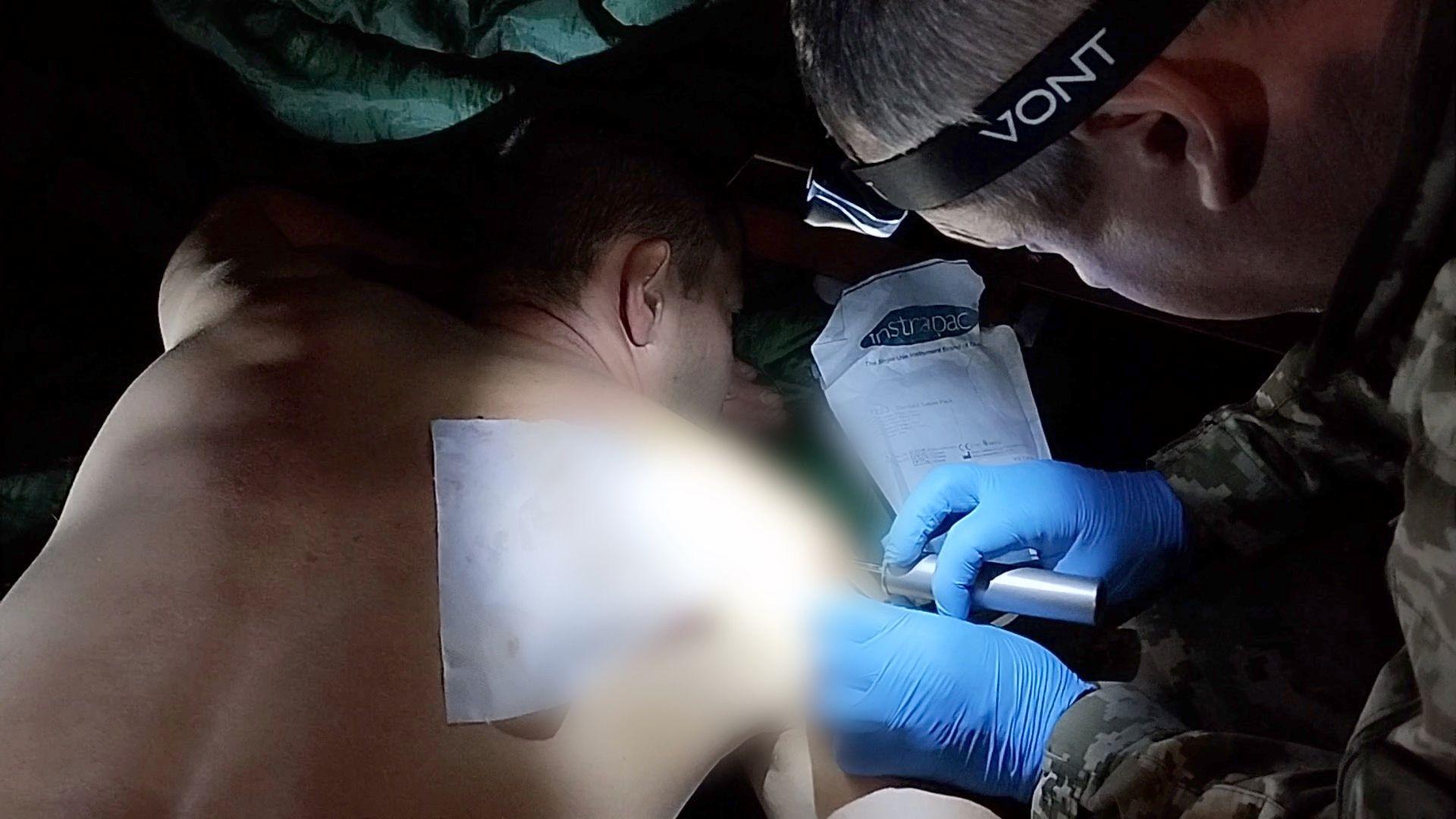 Медик Албан за роботою