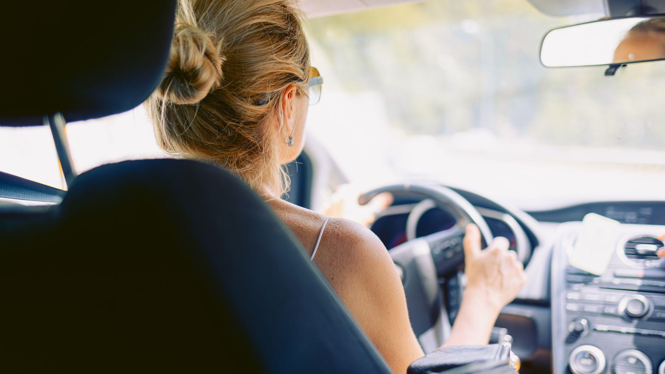 Una mujer conduciendo un coche. 