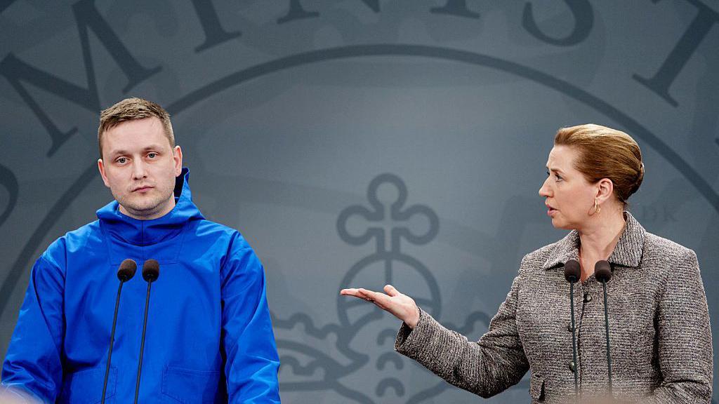 O chefe de governo da Groenl&acirc;ndia, Jens-Frederik Nielsen, e a primeira-ministra da Dinamarca, Mette Frederiksen, durante um pronunciamento