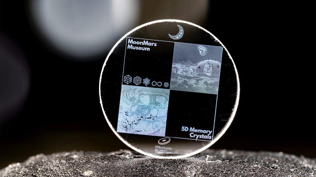 Imagen de un cristal de vidrio de SPhotonix que muestra imágenes digitales de una pintura de la Cueva Chauvet y una imagen generada por IA del alunizaje fue lanzado a la órbita en junio de 2025.