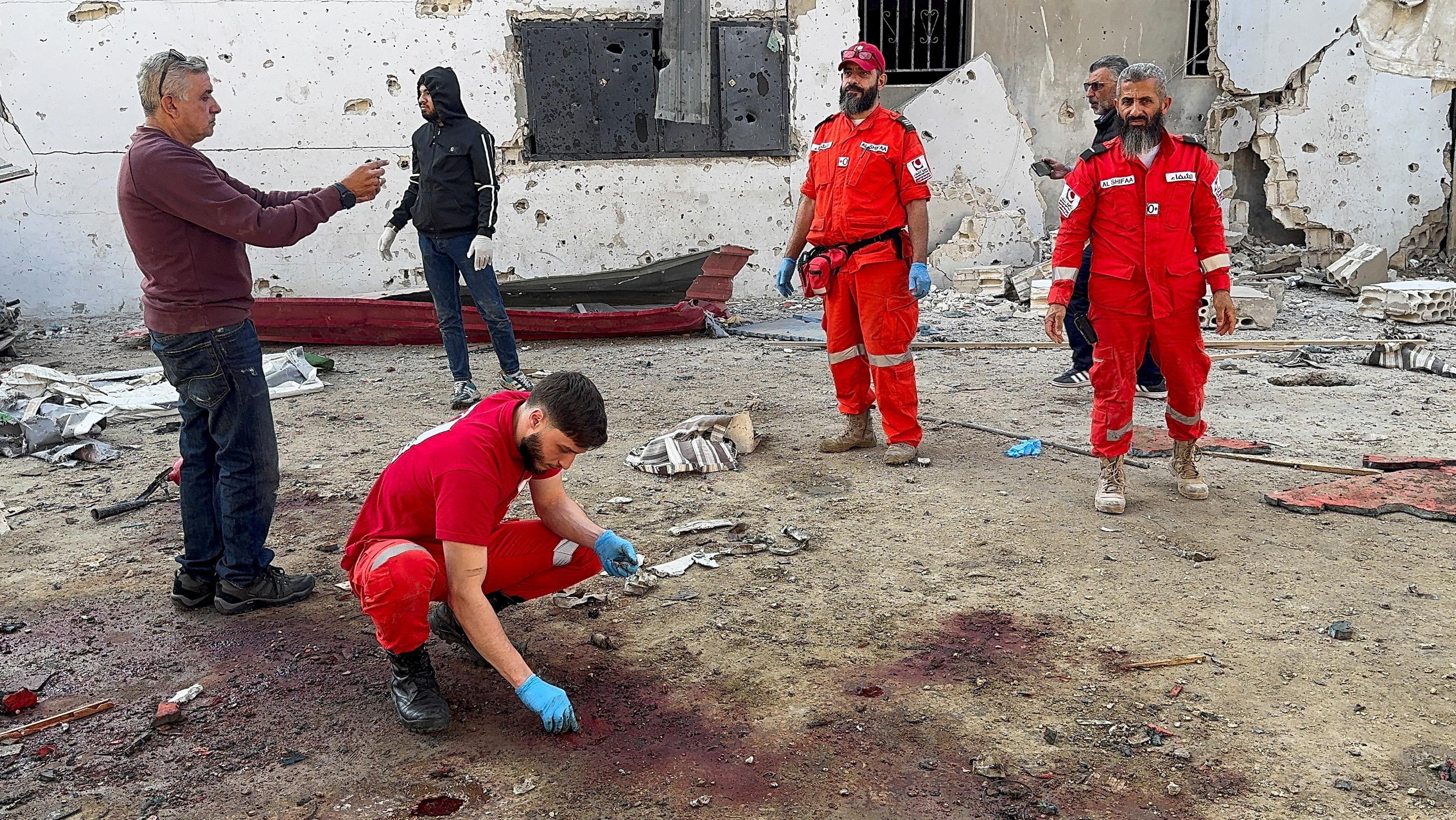 تجمع مسعفون وأشخاص في موقع الغارة الإسرائيلية التي أودت بحياة عدة أشخاص مساء أمس، وفقاً لوزارة الصحة اللبنانية، داخل مخيم عين الحلوة للاجئين الفلسطينيين في مدينة صيدا الجنوبية.