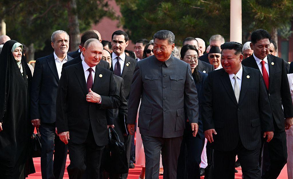 Putin, Xi Jinping e Kim Jong Un caminhando juntos