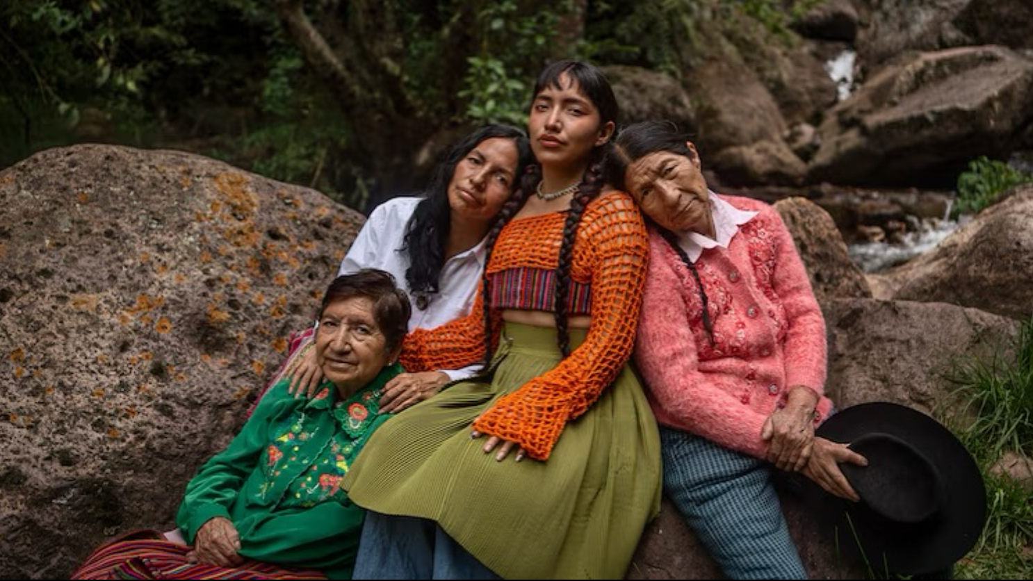 Reanta Flores en el centro, vestida con una falda verde sobre un pantalón de jean, junto a su madre y sus dos abuelas. 