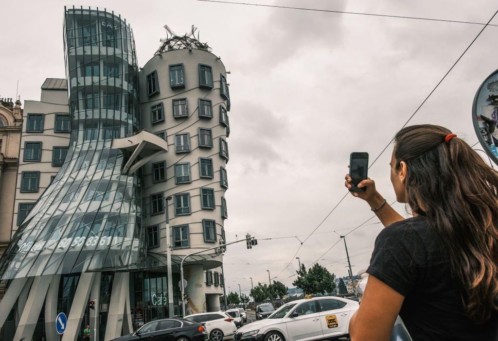 Vista de la Casa Danzante es un edificio deconstructivista de Nationale-Nederlanden, diseñado por el arquitecto croata-checo Vlado Miluni en colaboración con Frank Gehry frente al río Vltava en Praga, República Checa, el 5 de agosto de 2022. (Foto de Oscar Gonzalez/NurPhoto vía Getty Images)