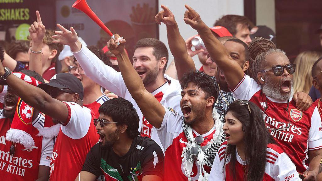 Arsenal to celebrate Premier League win with north London parade 